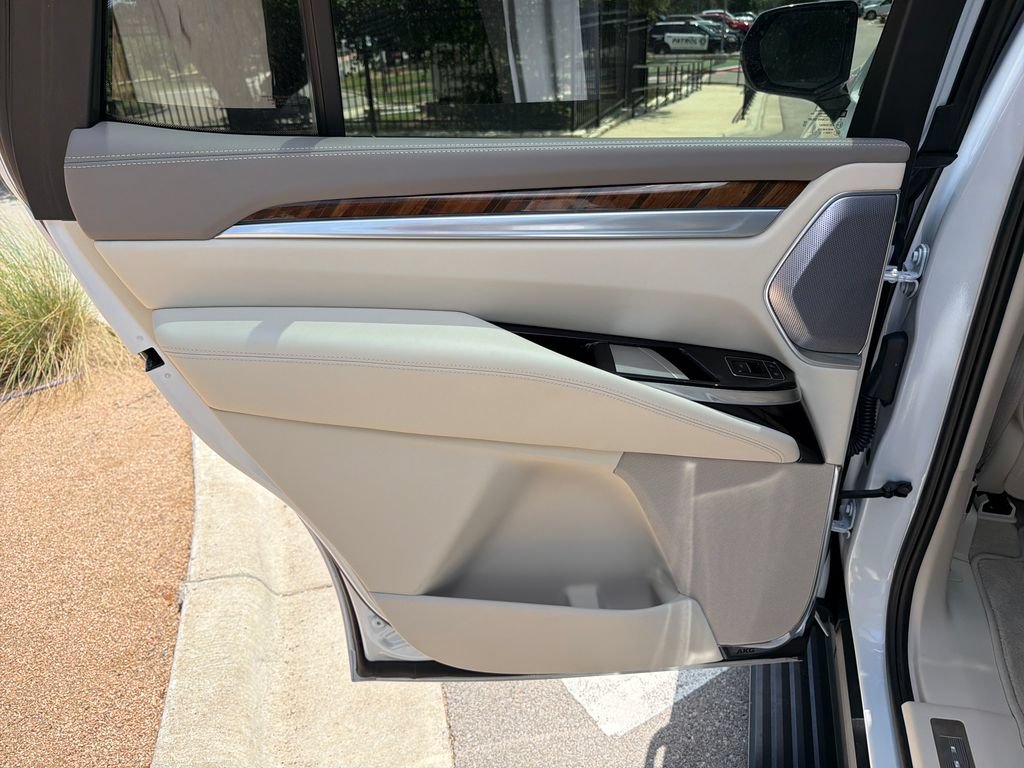 Certified 2026 Cadillac Escalade Platinum Sport w/ LPO, ONYX Package AWD/4WD image 34