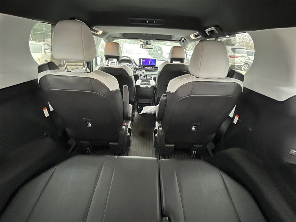 Used 2025 Toyota Sienna XSE image 16
