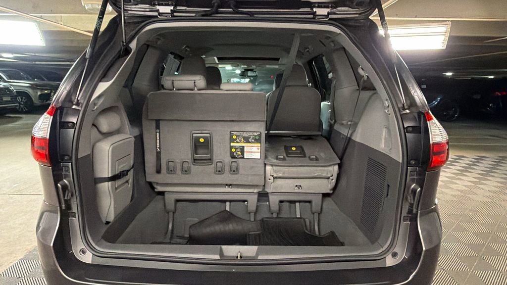 Used 2020 Toyota Sienna XLE image 14