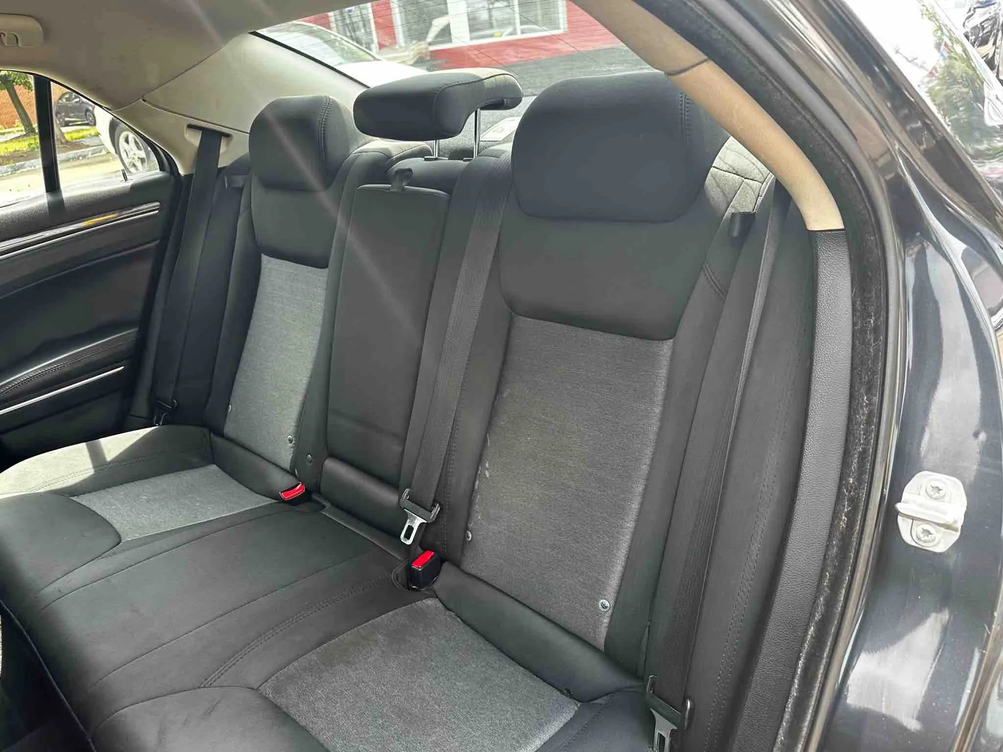 Used 2018 Chrysler 300 Touring w/ Driver Convenience Group image 37