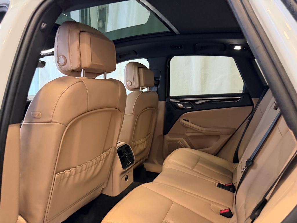 Certified 2023 Porsche Macan AWD/4WD image 24