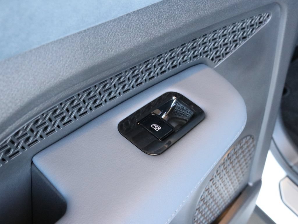 Used 2024 Nissan Ariya AWD image 32