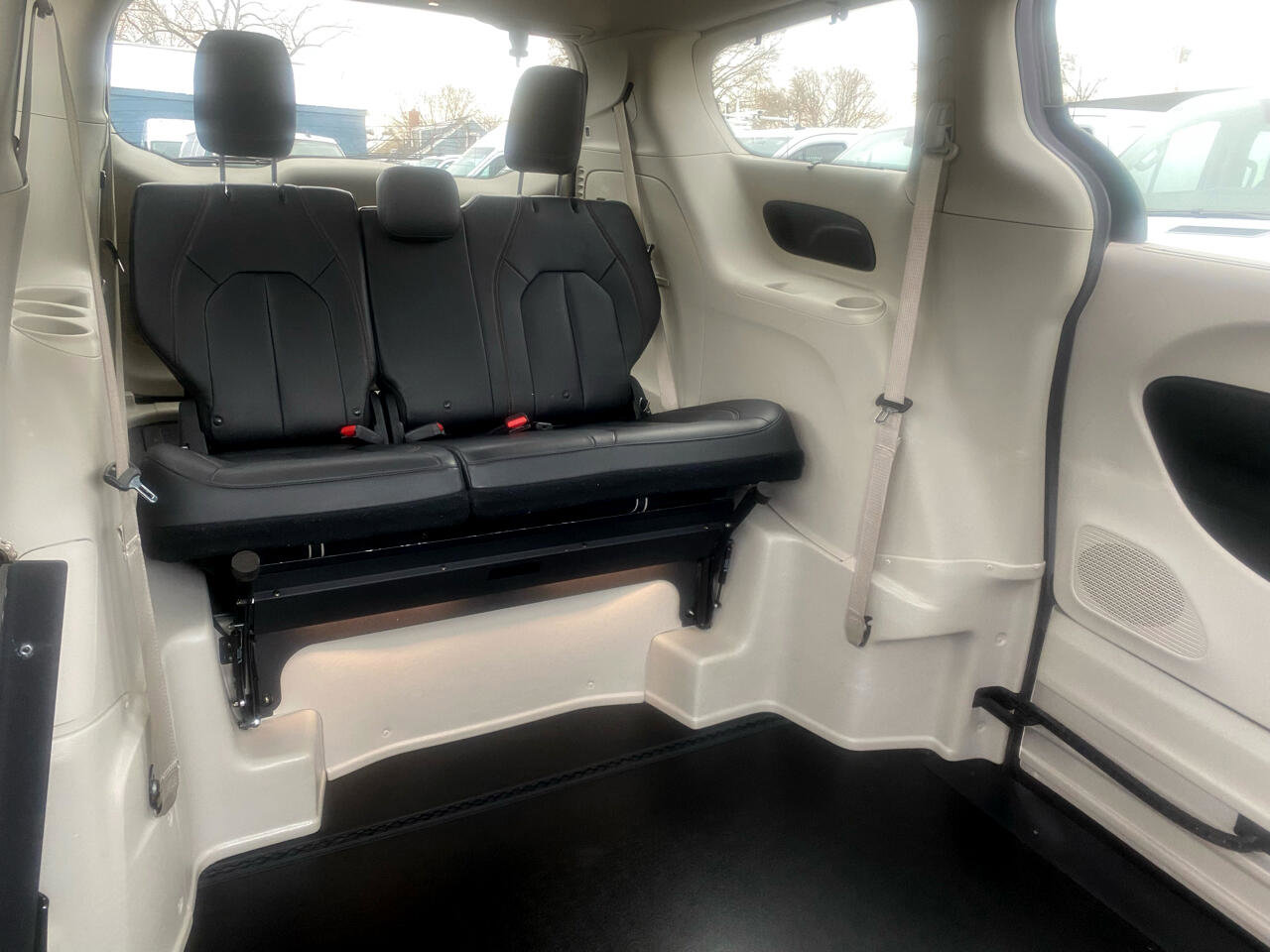 Used 2018 Chrysler Pacifica Touring-L w/ Tire & Wheel Group image 12