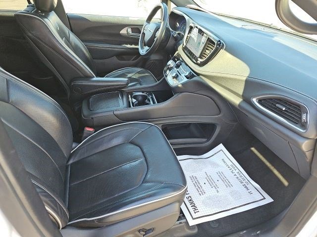 Used 2021 Chrysler Pacifica Limited w/ Uconnect Theater Family Group image 11