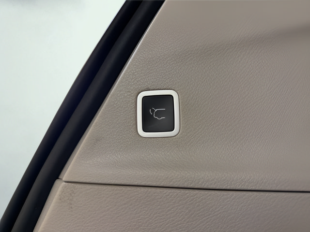Used 2024 Chrysler Voyager LX FWD image 31