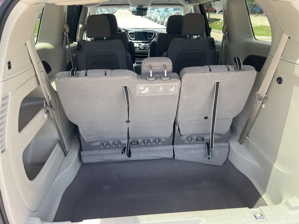 Used 2020 Chrysler Pacifica Touring w/ Advanced Safetytec Group FWD image 47