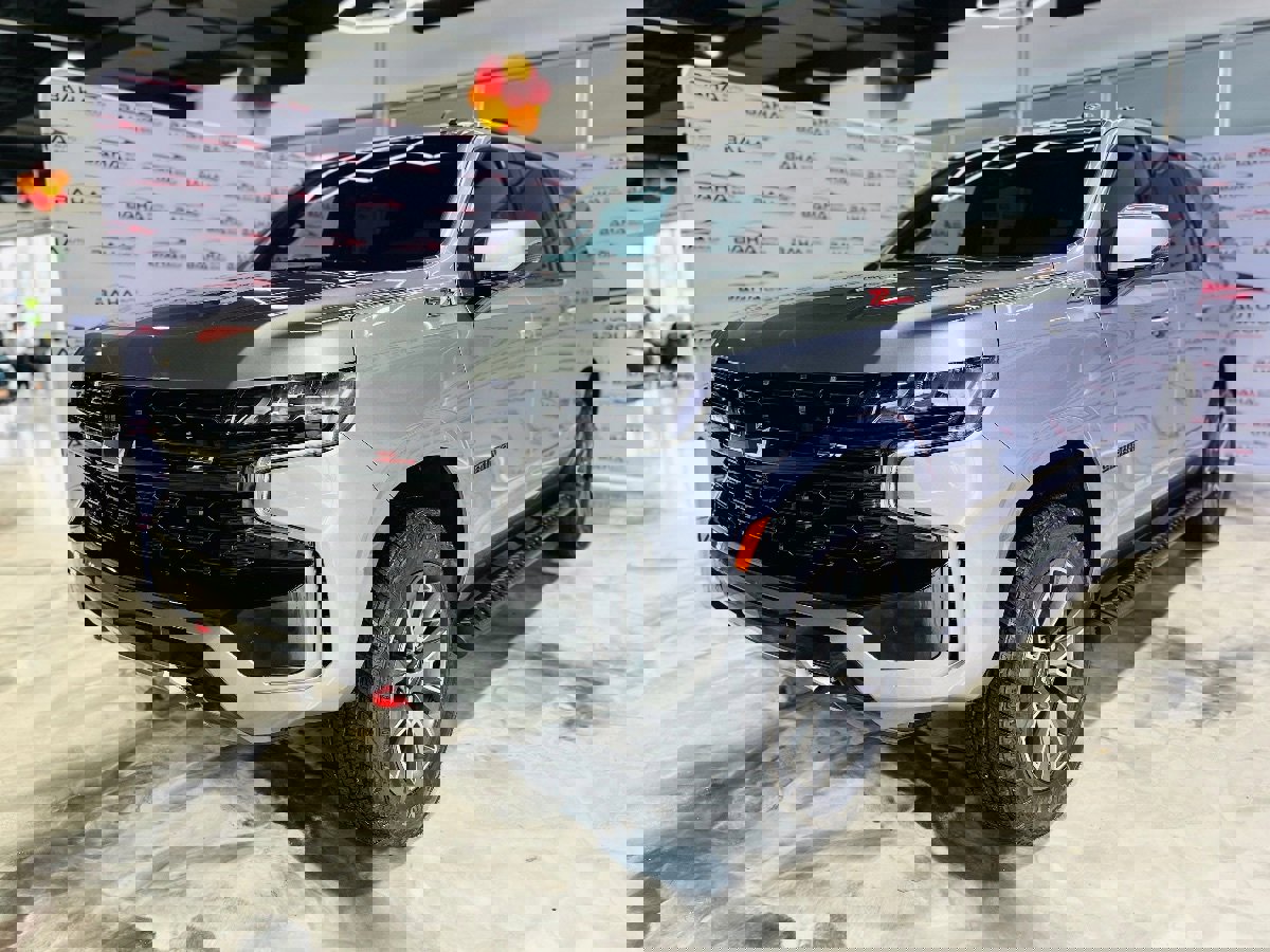 Used 2024 Chevrolet Suburban Z71 image 2