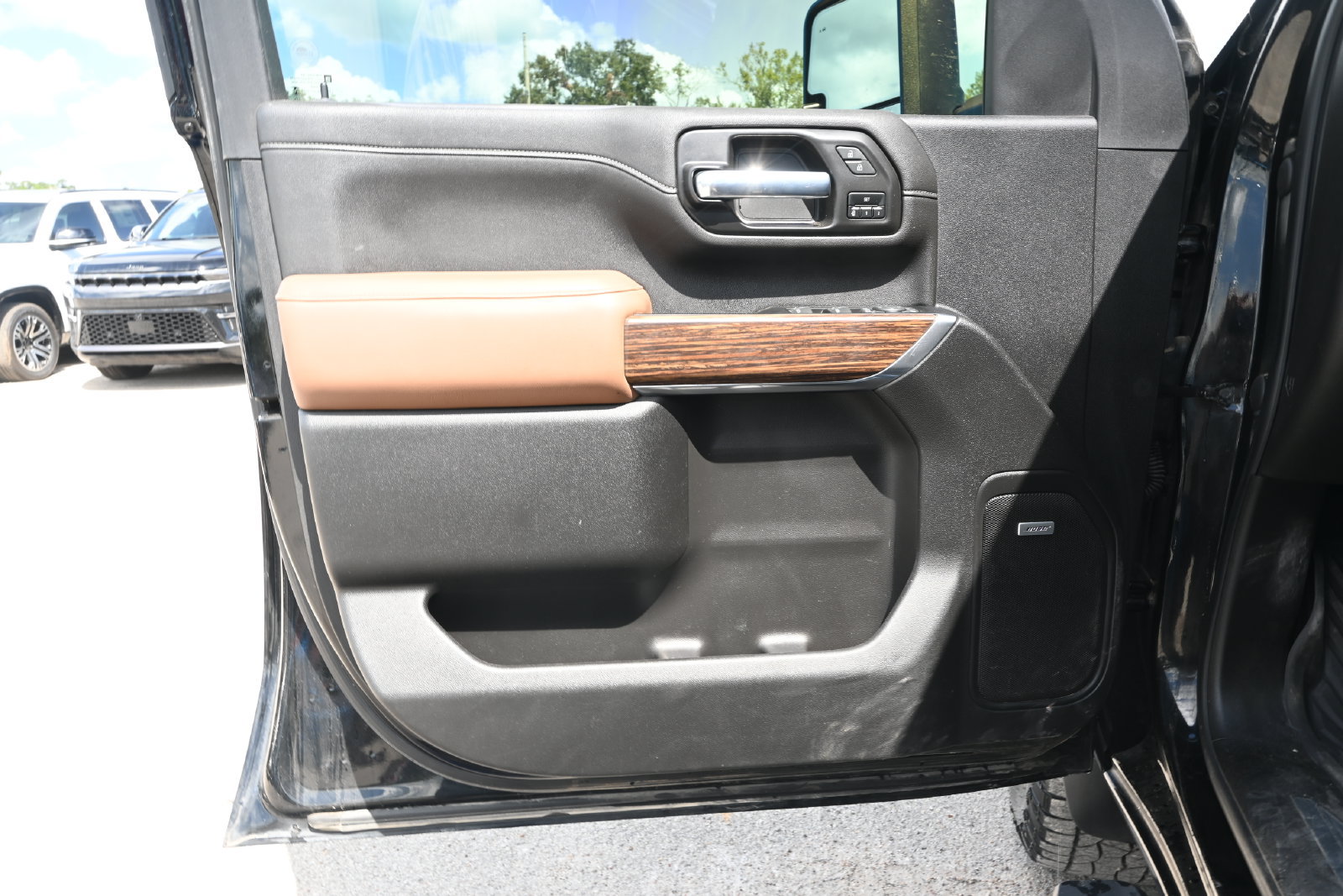Used 2022 Chevrolet Silverado 2500 High Country w/ Technology Package AWD/4WD image 9