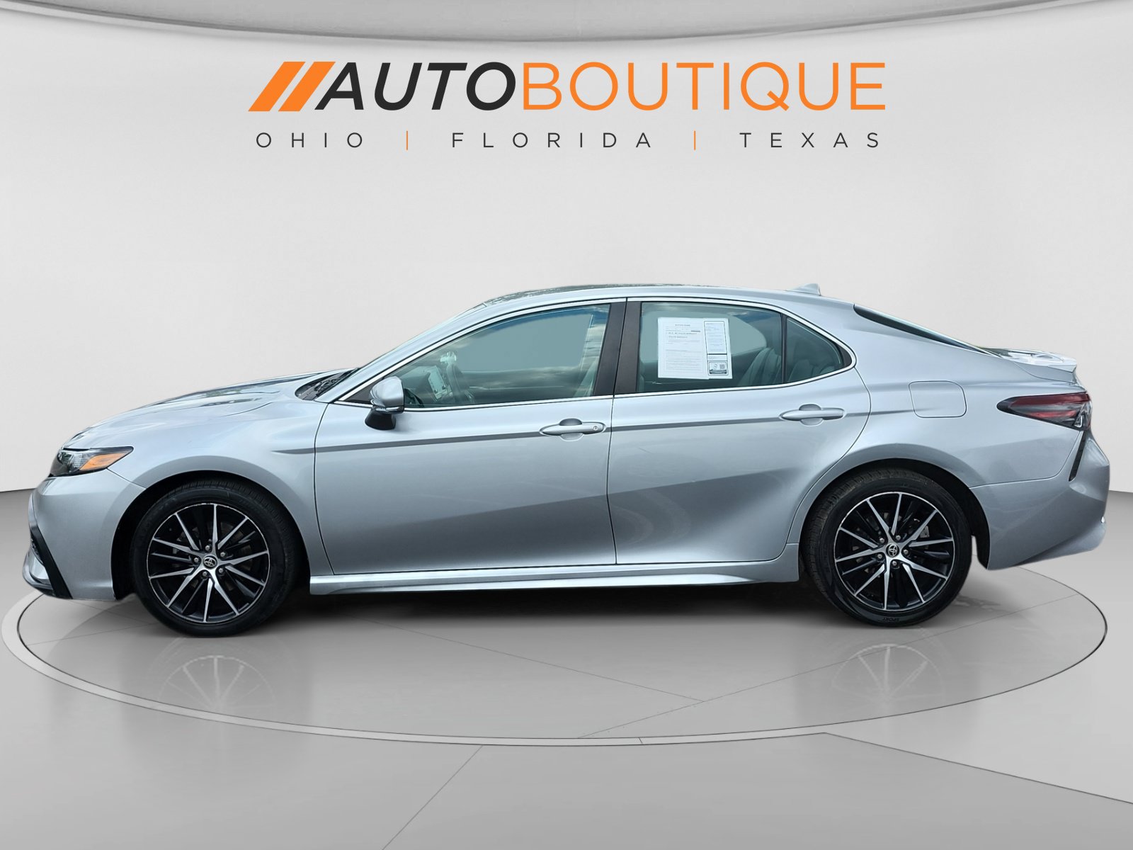 Used 2022 Toyota Camry SE FWD image 2