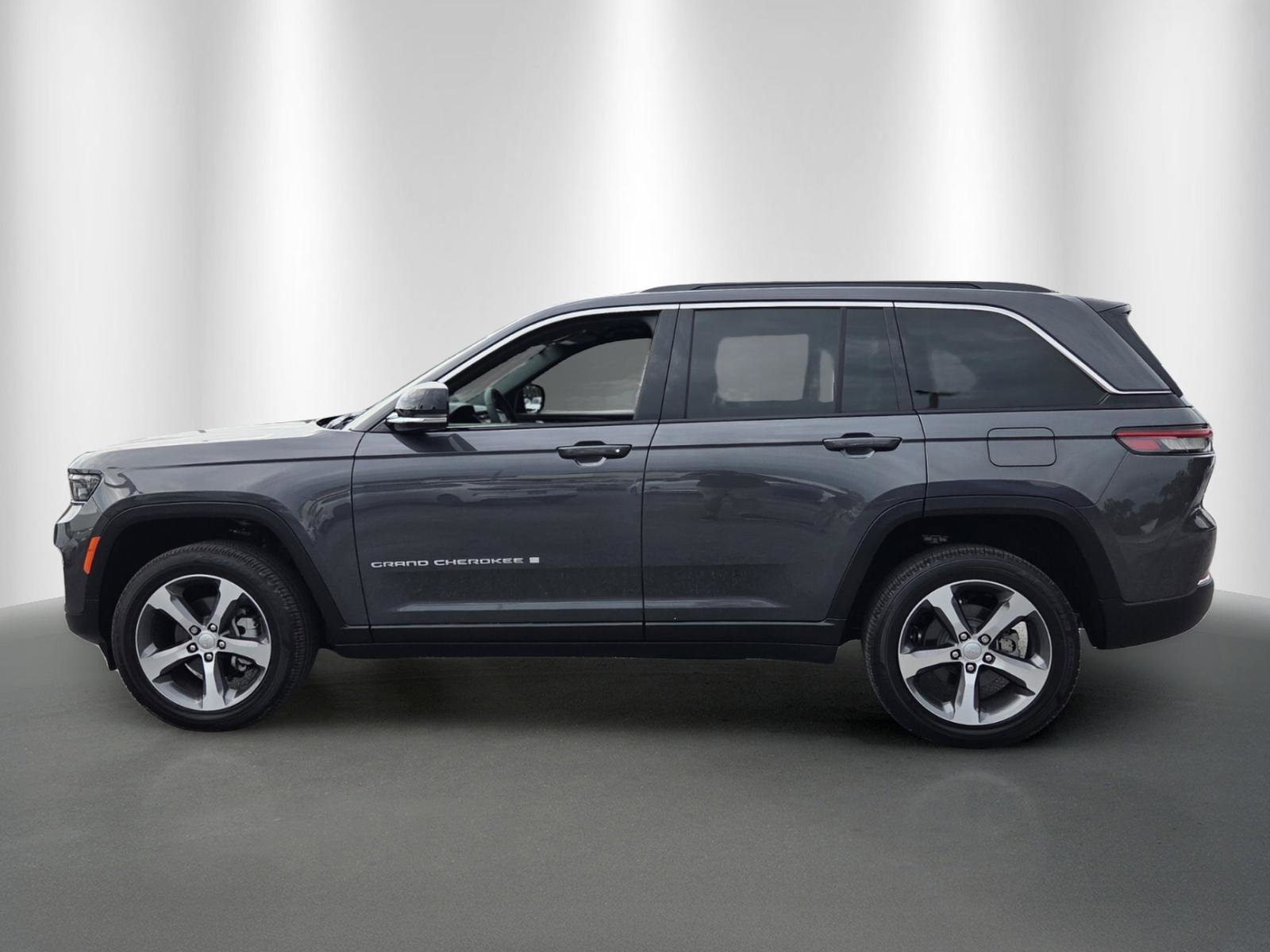 Used 2025 Jeep Grand Cherokee Limited AWD/4WD image 4