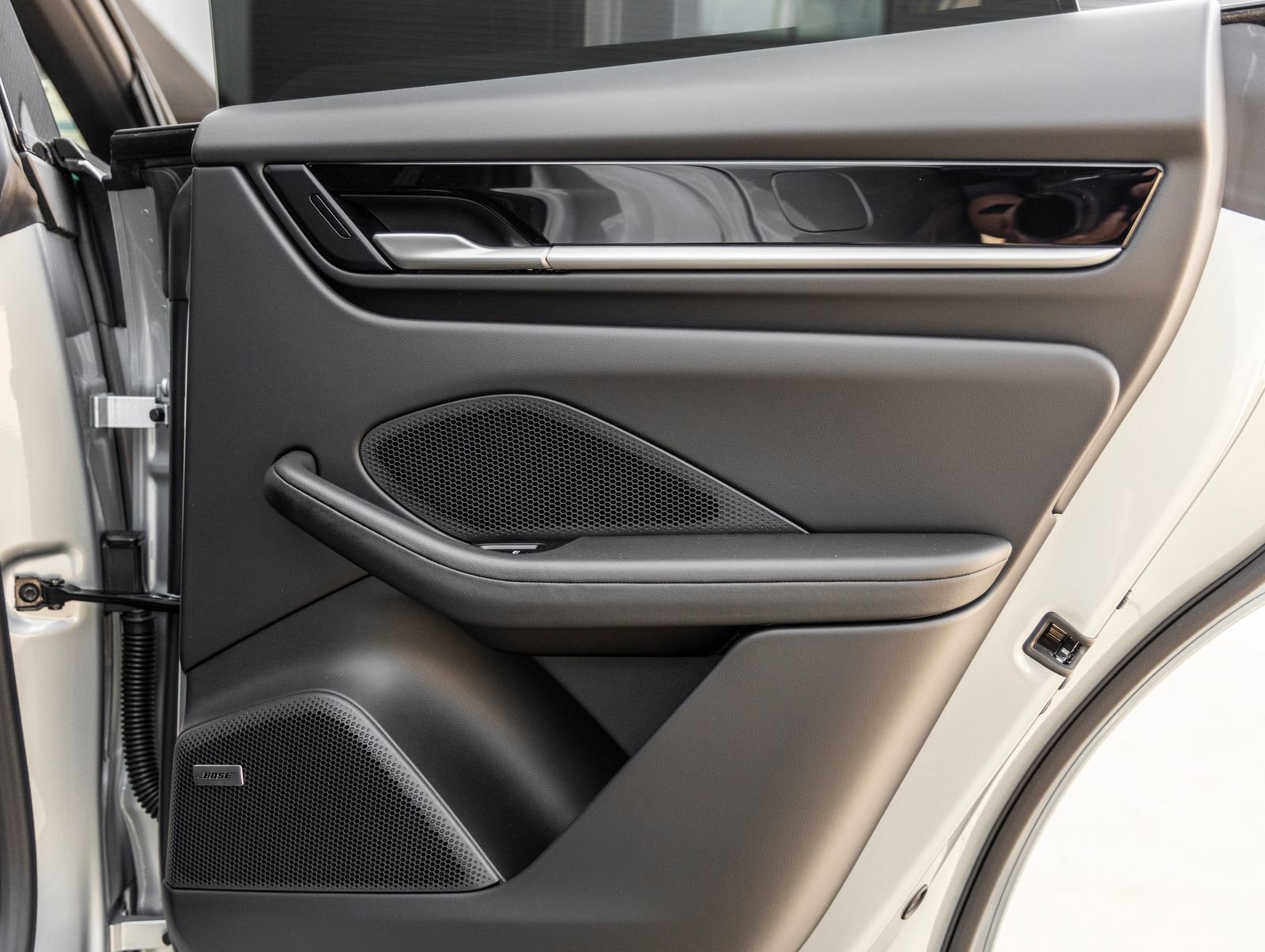 Certified 2025 Porsche Macan Electric image 35