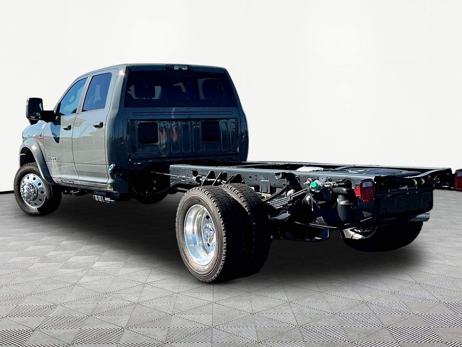 New 2027 RAM 4500 4x4 Crew Cab DRW w/ Laramie Trim Package image 3