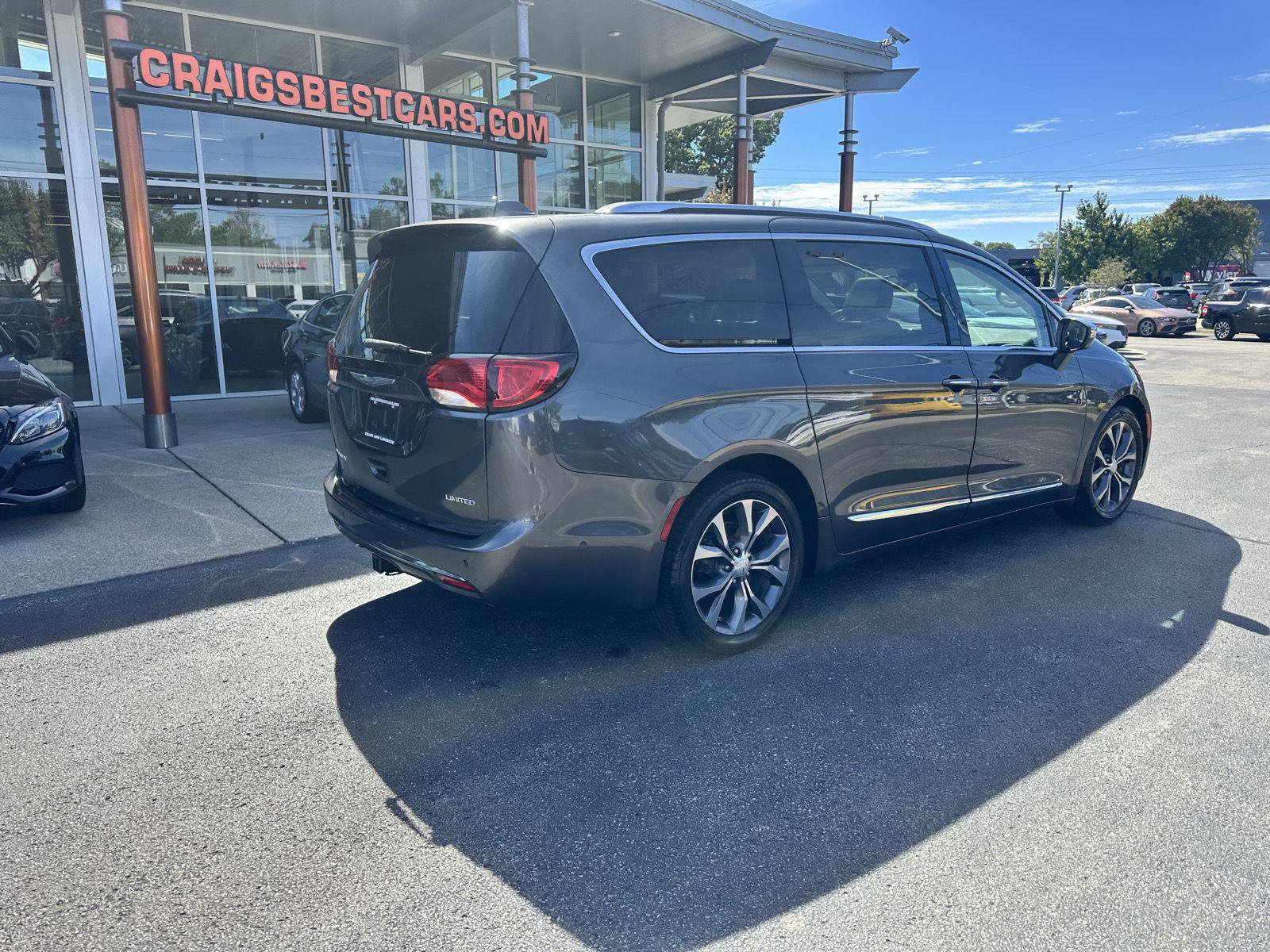 Used 2018 Chrysler Pacifica Limited w/ Tire & Wheel Group FWD image 4