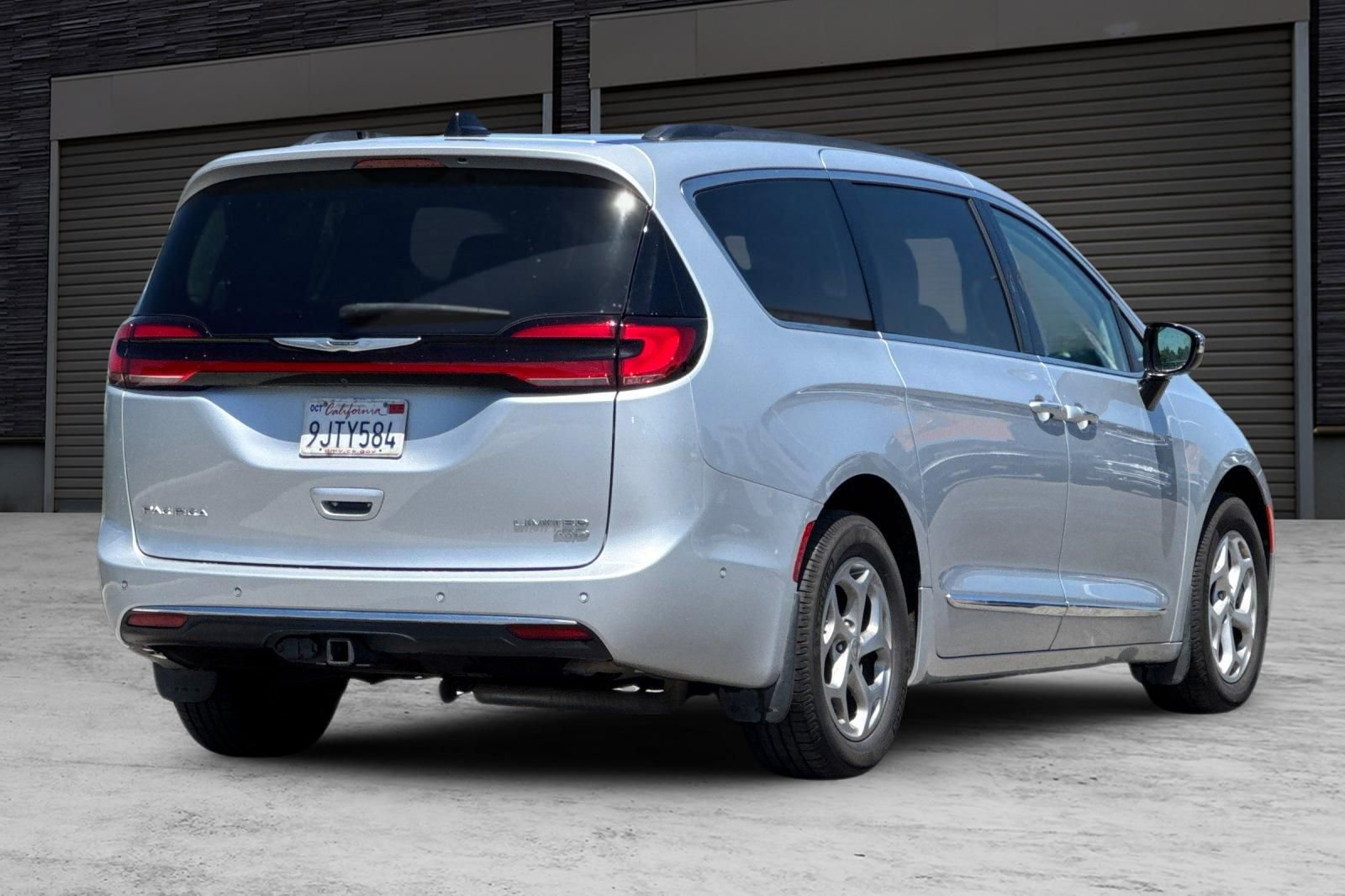 Used 2023 Chrysler Pacifica Limited w/ Uconnect Theater Family Group AWD/4WD image 4
