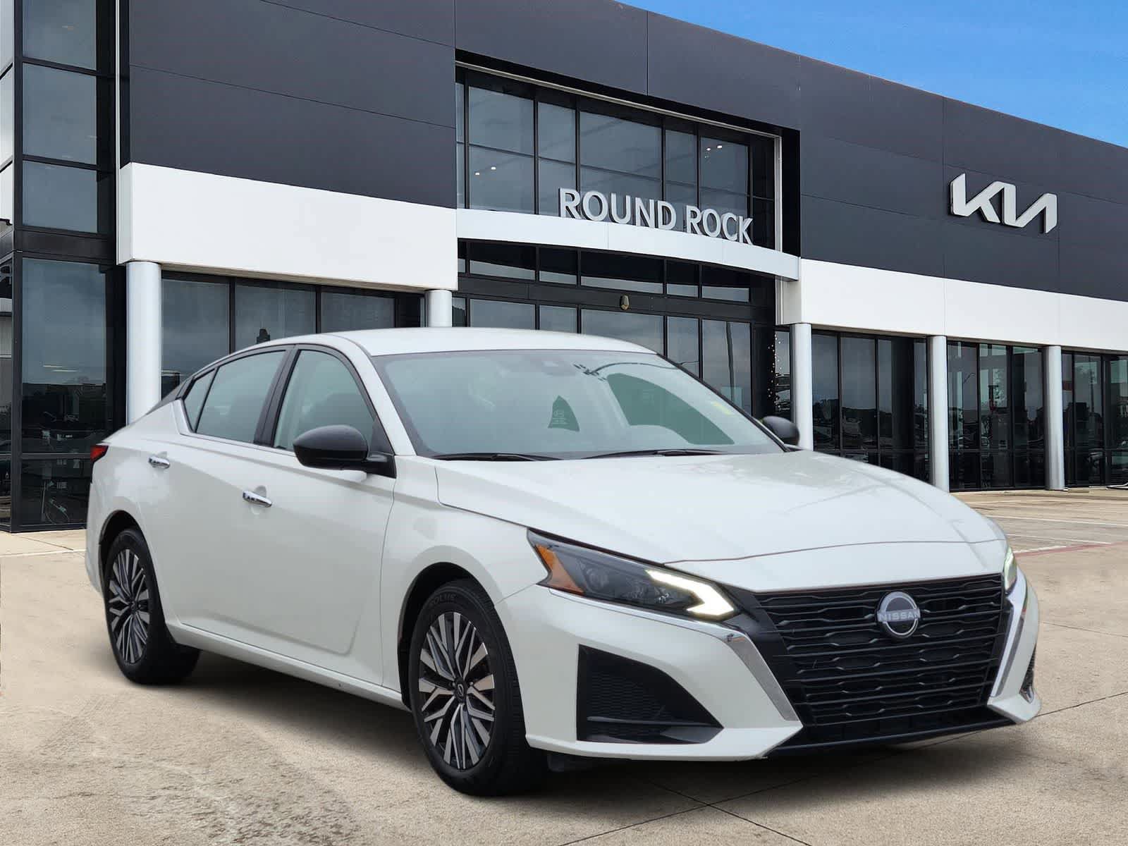 Used 2025 Nissan Altima 2.5 SV FWD image 3