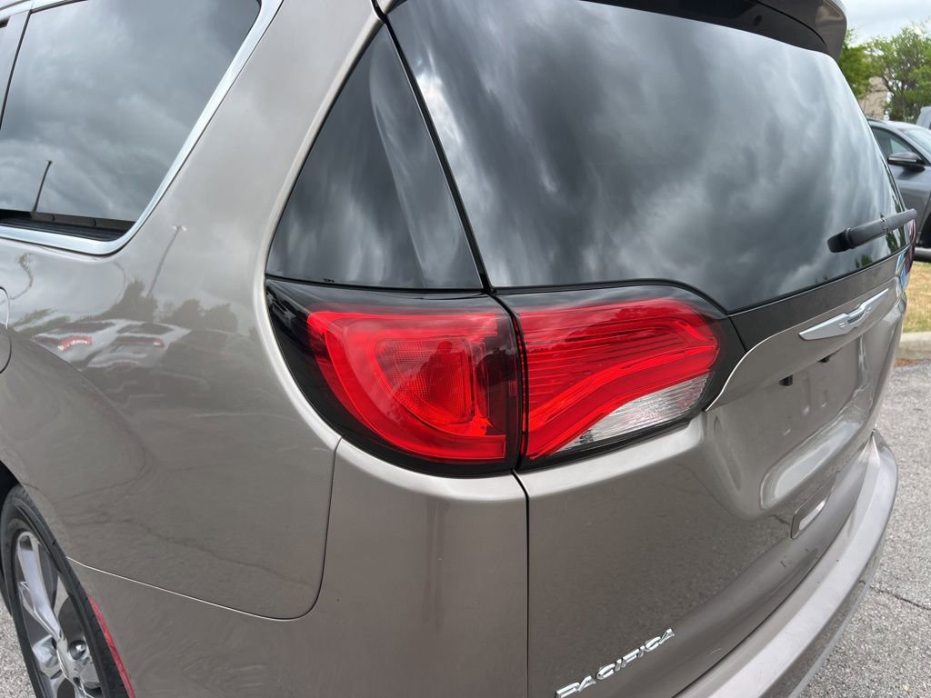 Used 2018 Chrysler Pacifica Limited w/ Tire & Wheel Group FWD image 12