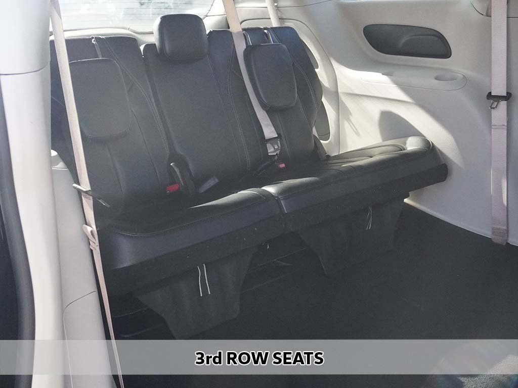 Used 2023 Chrysler Pacifica Touring-L image 9