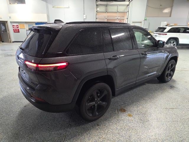 Used 2023 Jeep Grand Cherokee Limited w/ Luxury Tech Group II AWD/4WD image 8