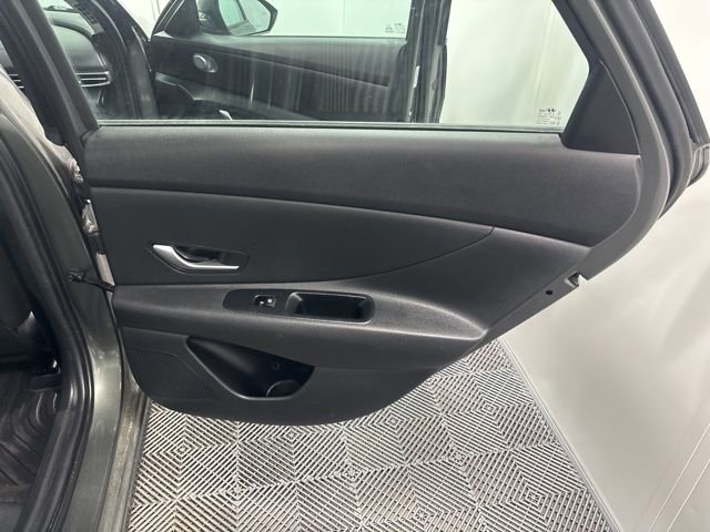 Used 2025 Hyundai Elantra SE image 16