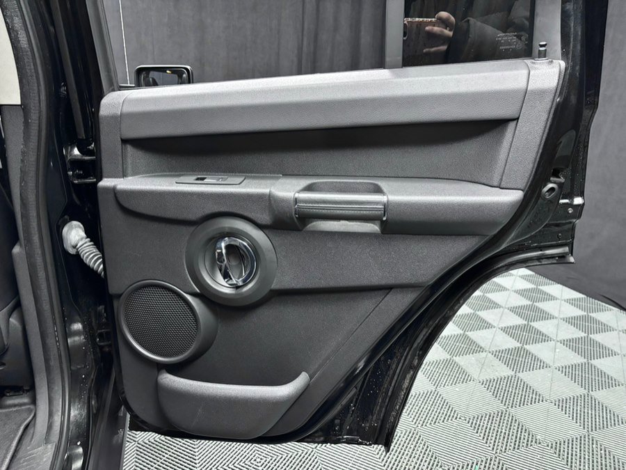 Used 2010 Jeep Commander Limited image 24