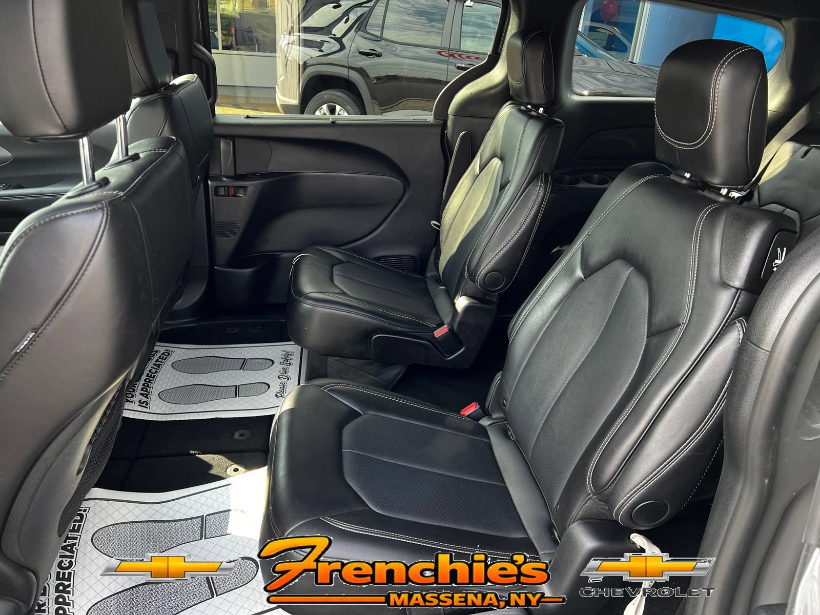 Used 2025 Chrysler Pacifica Select FWD image 11