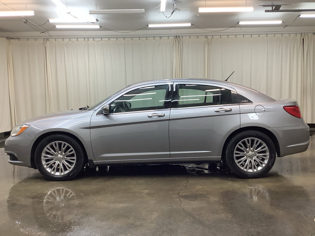 Used 2013 Chrysler 200 Limited image 9