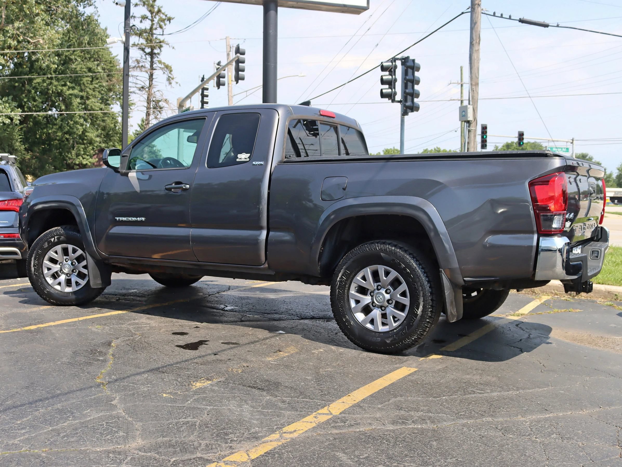 Used 2018 Toyota Tacoma SR5 AWD/4WD image 11