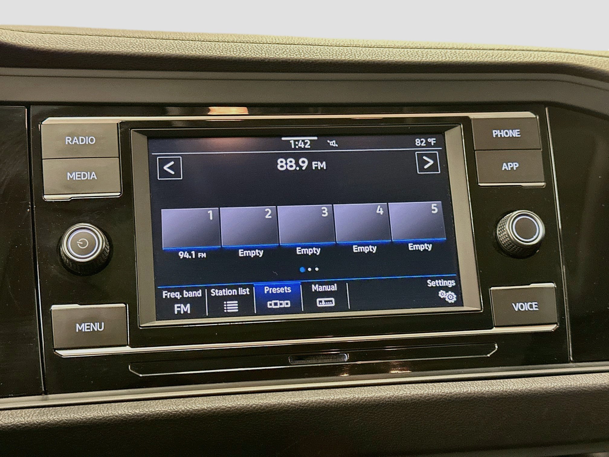 Used 2024 Volkswagen Jetta SE FWD image 21