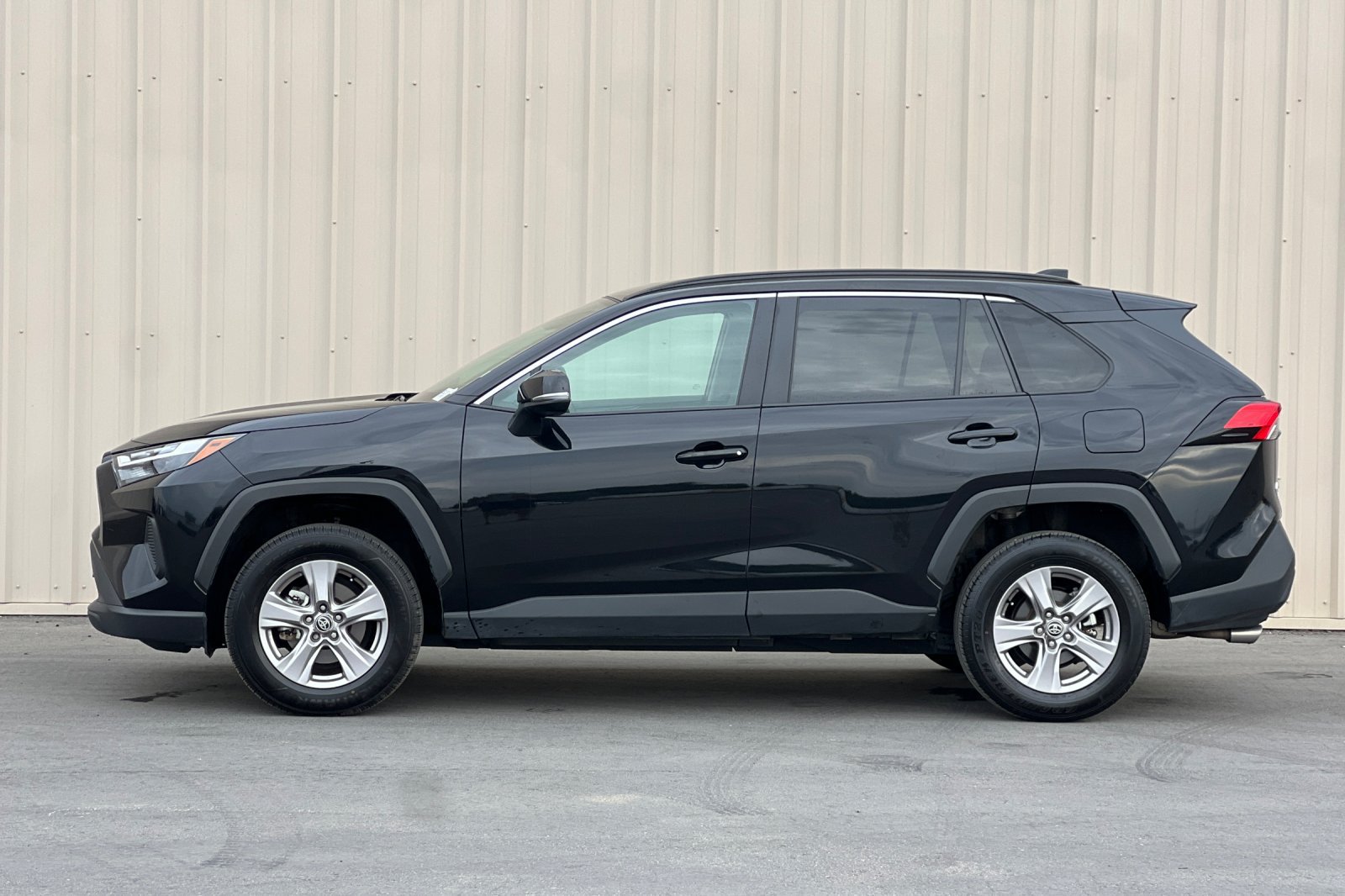 Used 2025 Toyota RAV4 XLE AWD/4WD image 10