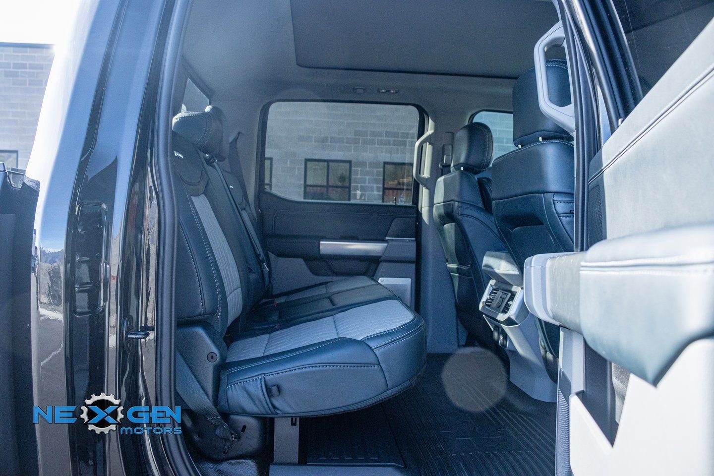 Used 2023 Ford F350 Limited w/ FX4 Off-Road Package image 32