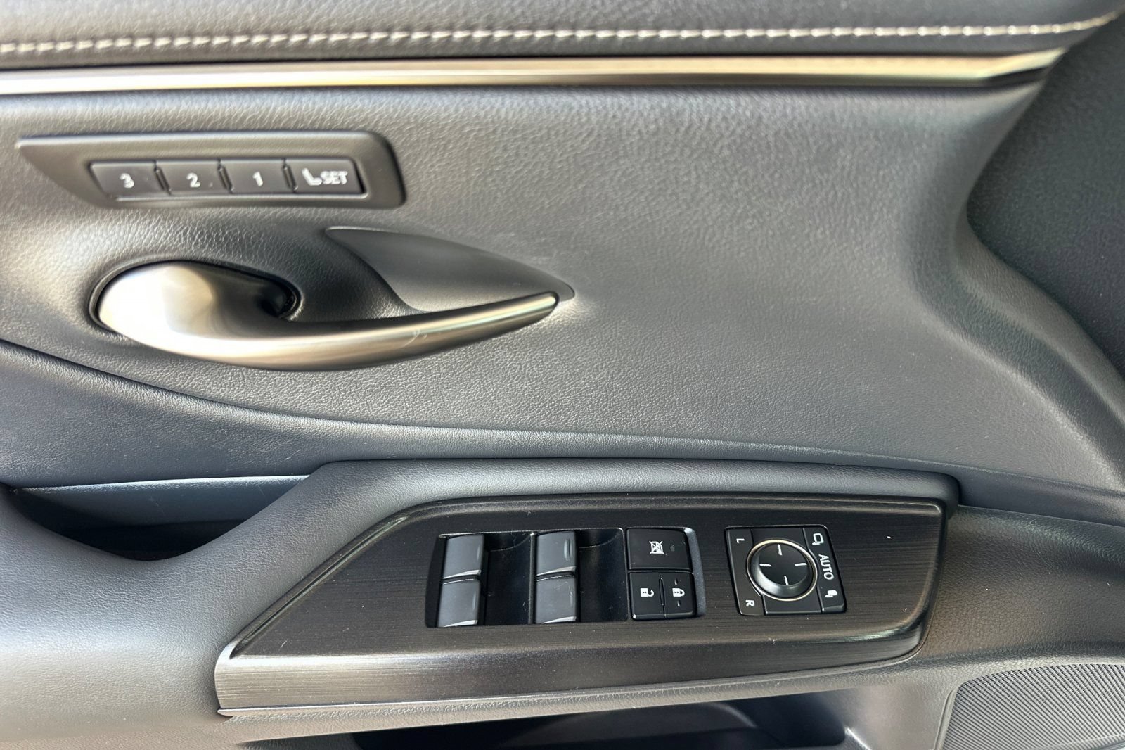Used 2020 Lexus ES 300h w/ Premium Package FWD image 8