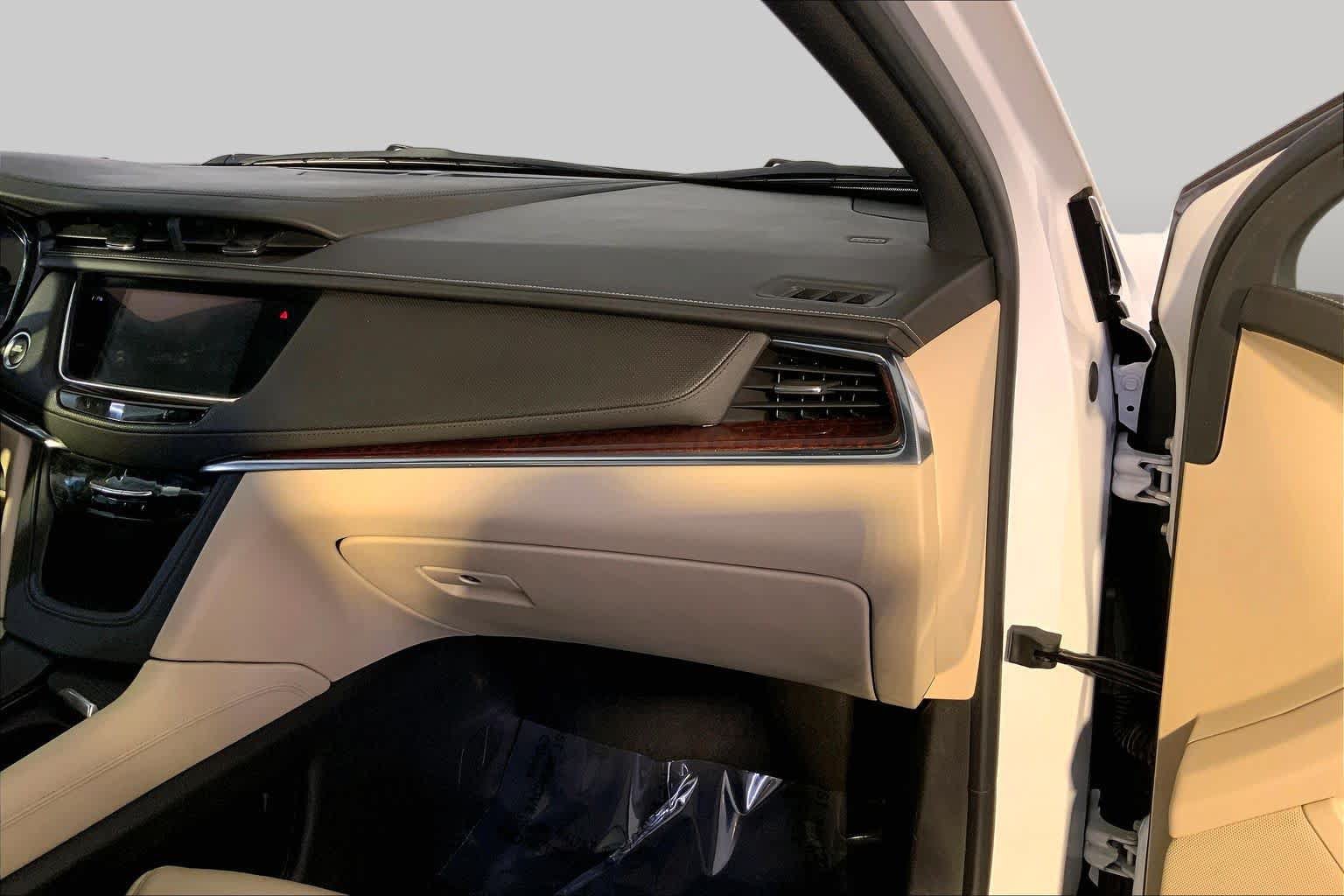 Used 2017 Cadillac XT5 Luxury w/ Driver Awareness Package AWD/4WD image 19