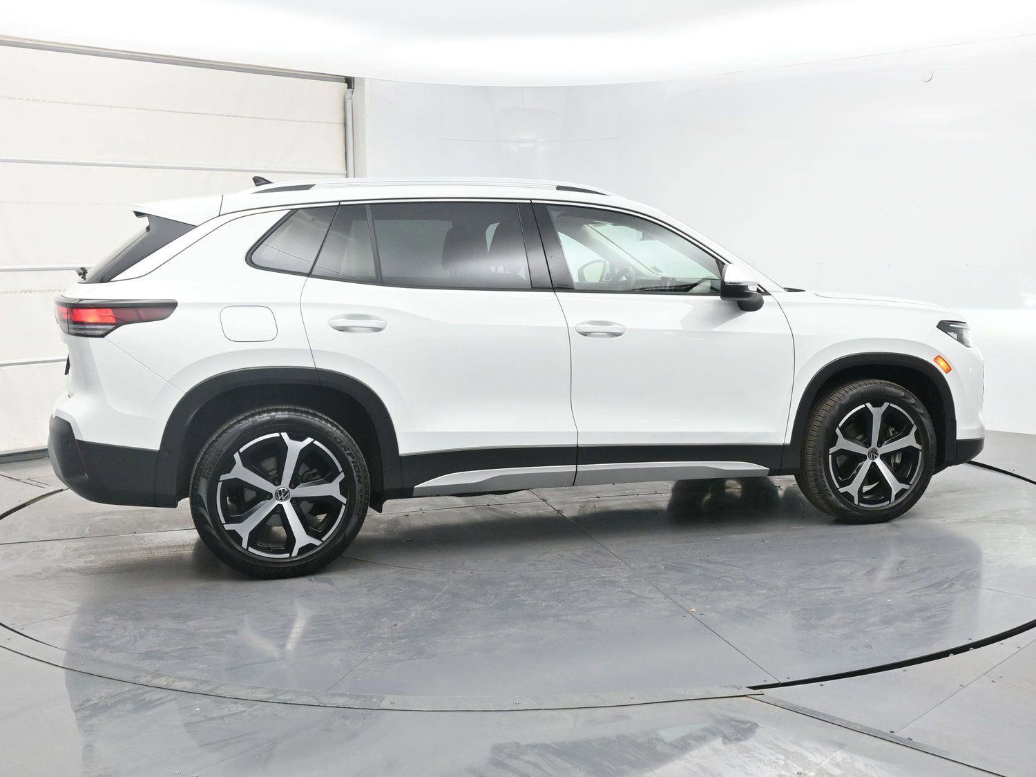 Used 2025 Volkswagen Tiguan SE AWD/4WD image 26