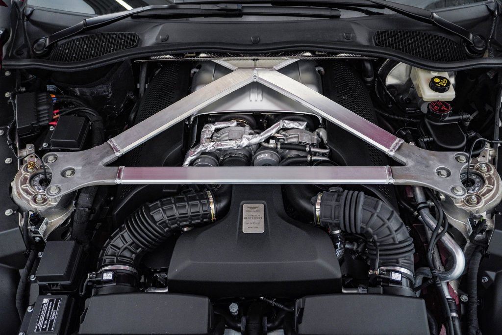 Used 2023 Aston Martin V8 Vantage Roadster RWD image 37