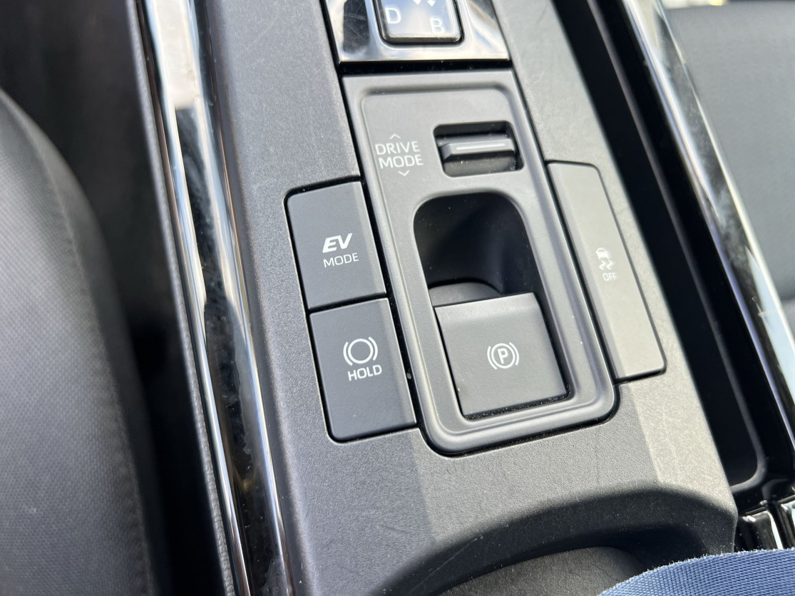 Used 2025 Toyota Prius LE FWD image 32