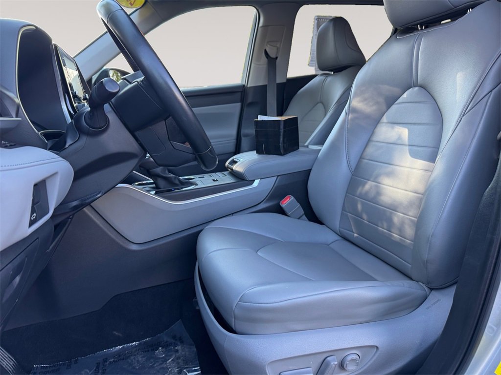 Used 2022 Toyota Highlander XLE image 9
