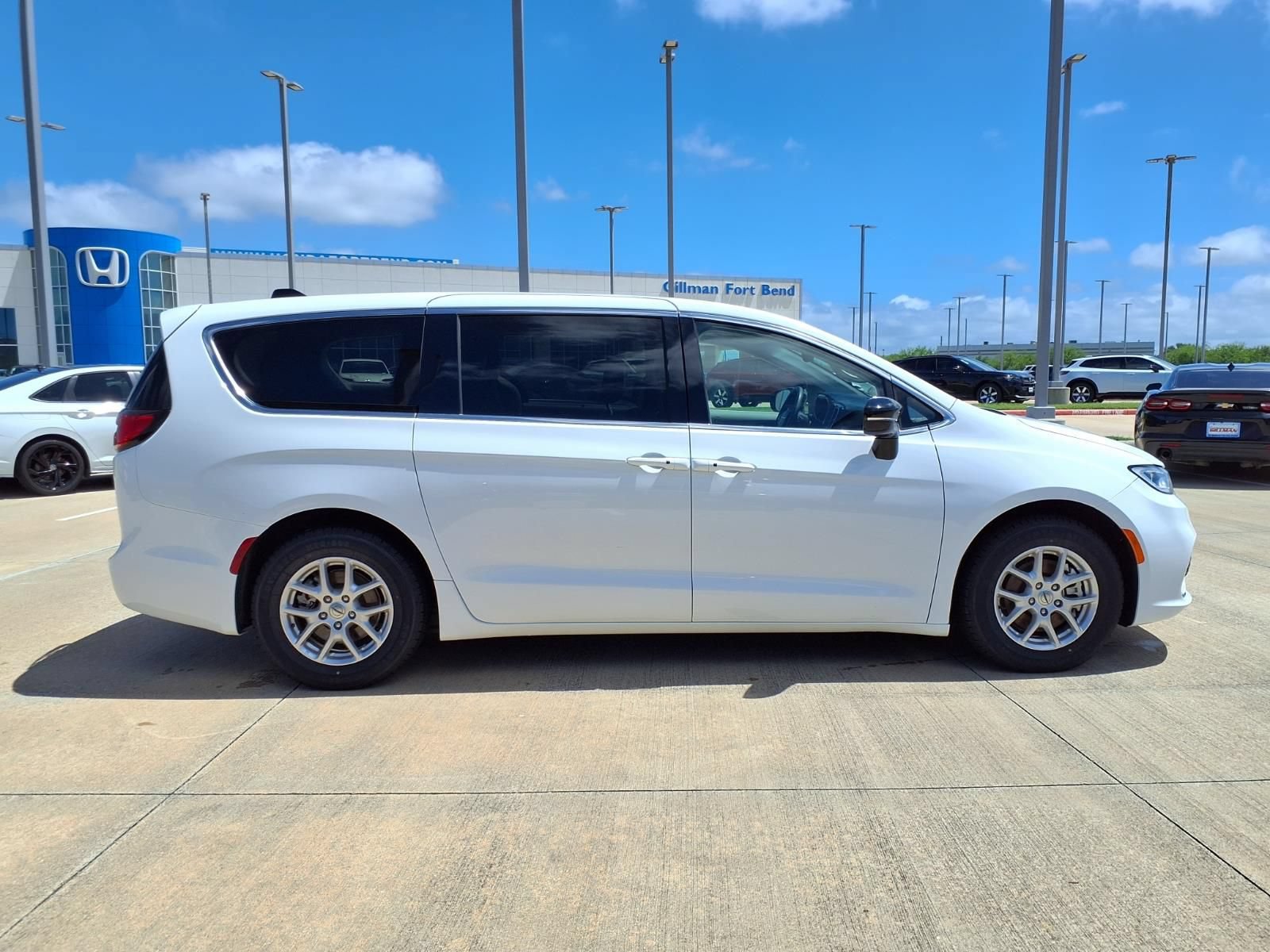 Used 2024 Chrysler Pacifica Touring-L FWD image 8