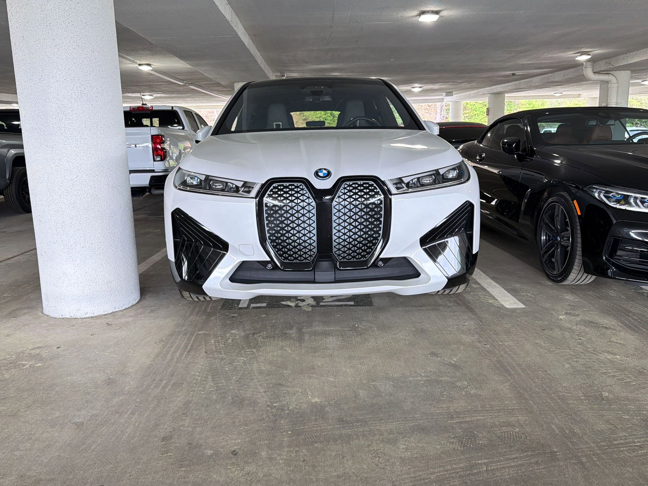 Used 2022 BMW iX xDrive50 w/ Premium Package image 3