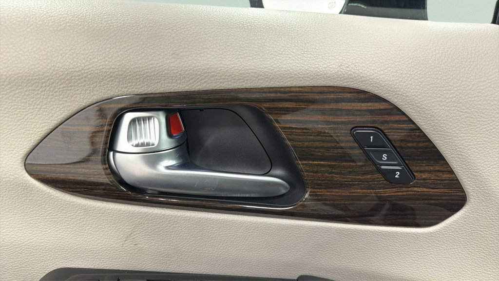 Used 2023 Chrysler Pacifica Limited FWD image 16