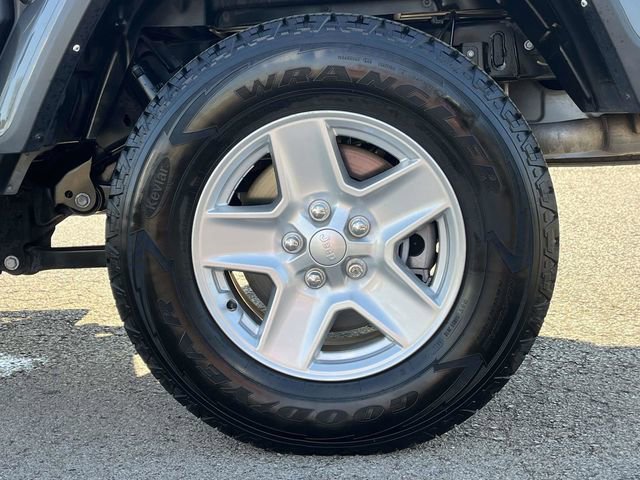 Used 2023 Jeep Gladiator Sport AWD/4WD image 11