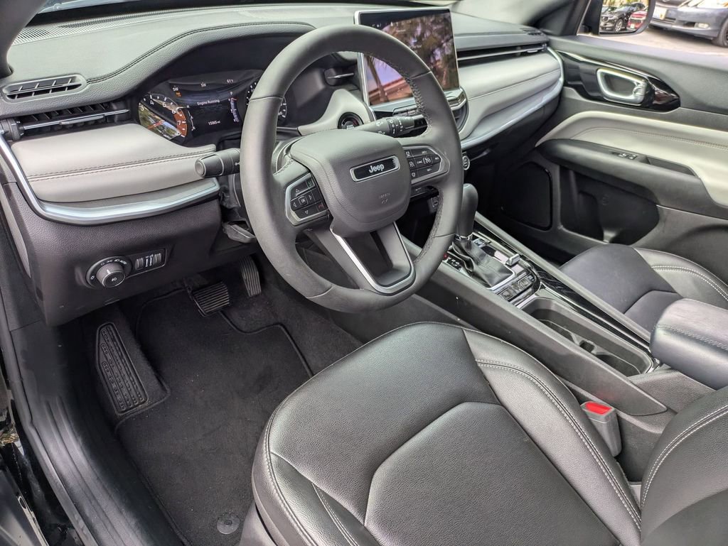 Used 2025 Jeep Compass Limited image 17