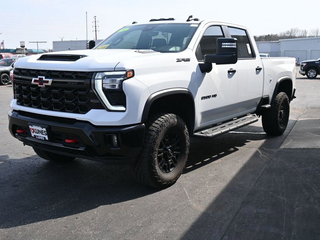 Used 2024 Chevrolet Silverado 2500 ZR2 w/ Technology Package image 11