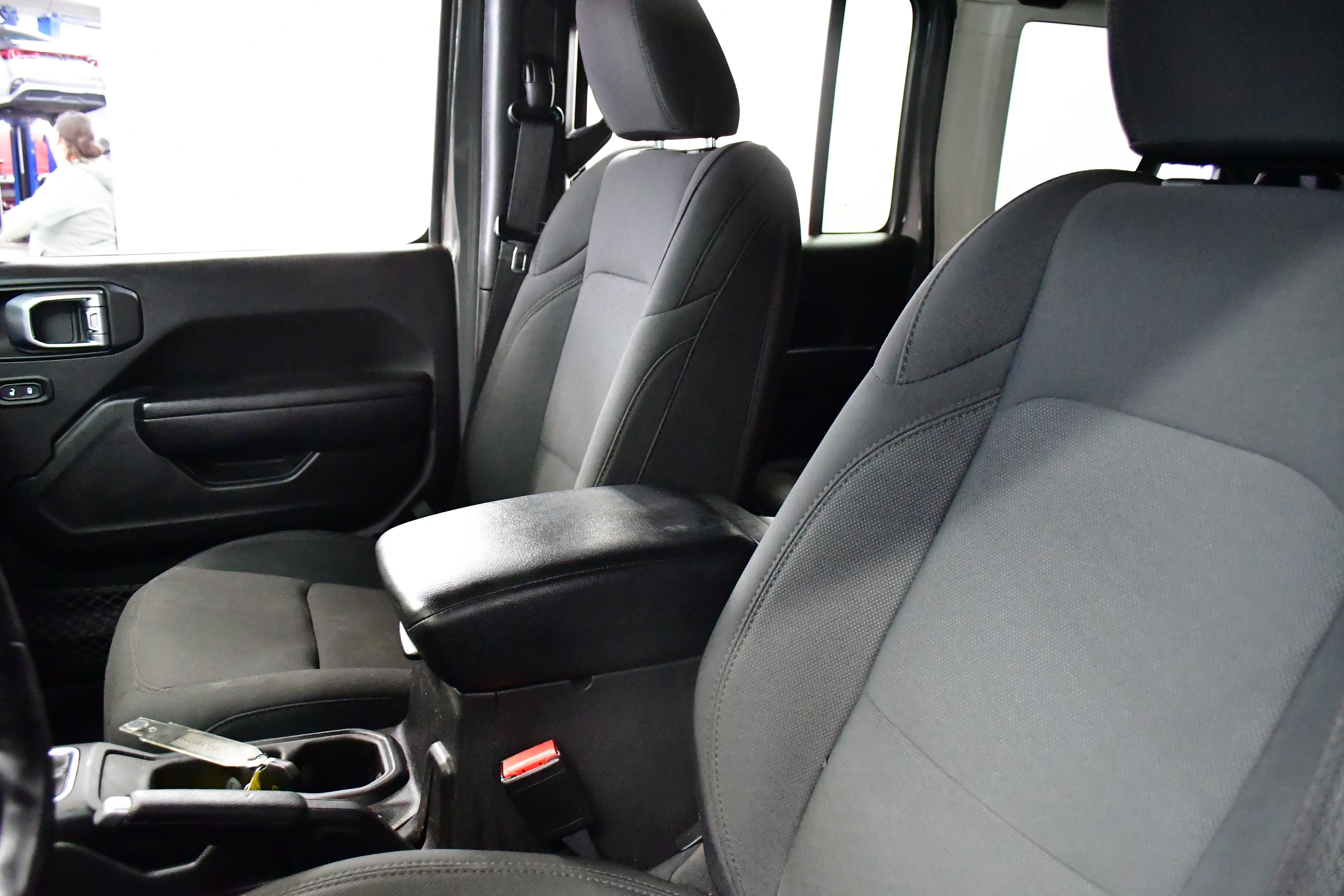 Used 2023 Jeep Wrangler Unlimited w/ Sun & Screen Package image 15