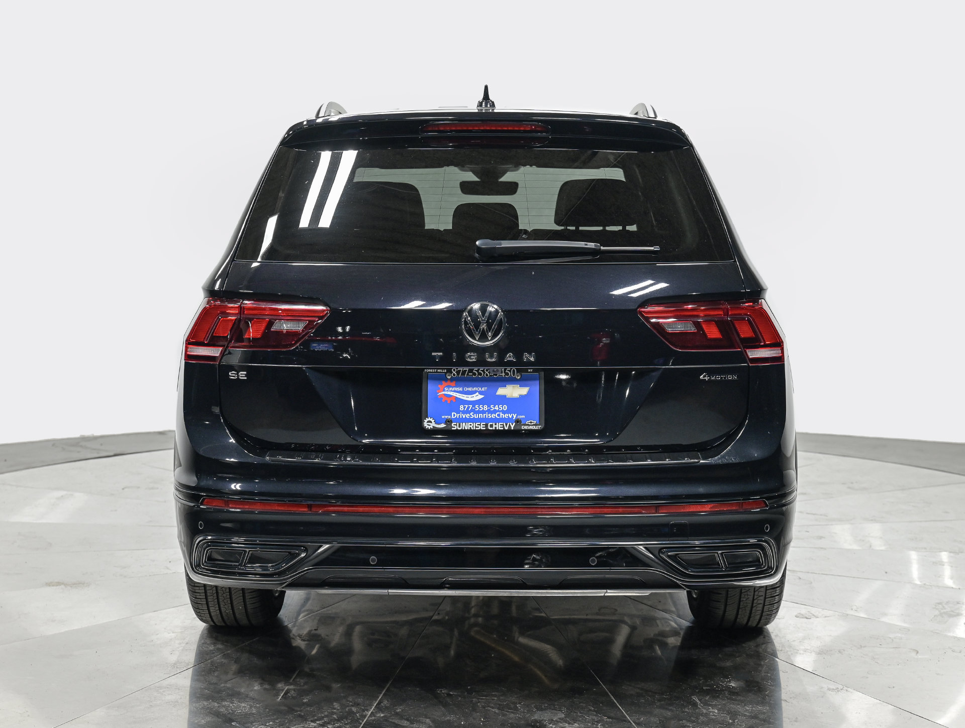 Used 2024 Volkswagen Tiguan SE R-Line AWD/4WD image 5