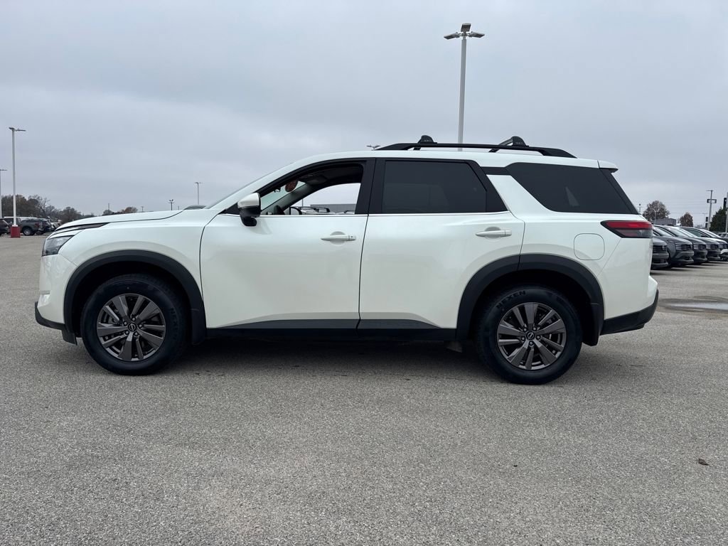 Used 2024 Nissan Pathfinder SV image 2