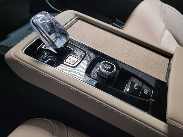 New 2026 Volvo XC90 B6 Plus w/ Protection Package Premier AWD/4WD image 17