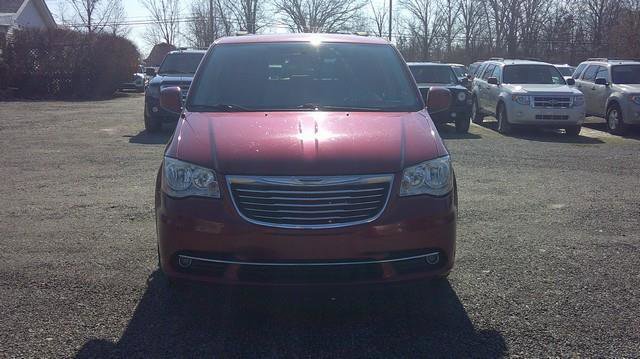 Used 2016 Chrysler Town & Country Touring FWD image 2