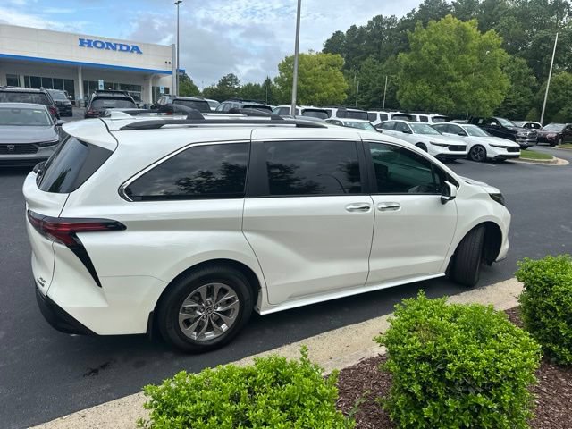 Used 2021 Toyota Sienna XLE w/ XLE Plus Package FWD image 3
