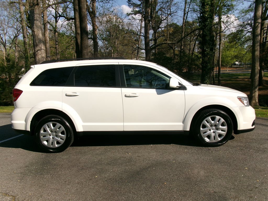 Used 2019 Dodge Journey SE w/ Connectivity Group FWD image 4
