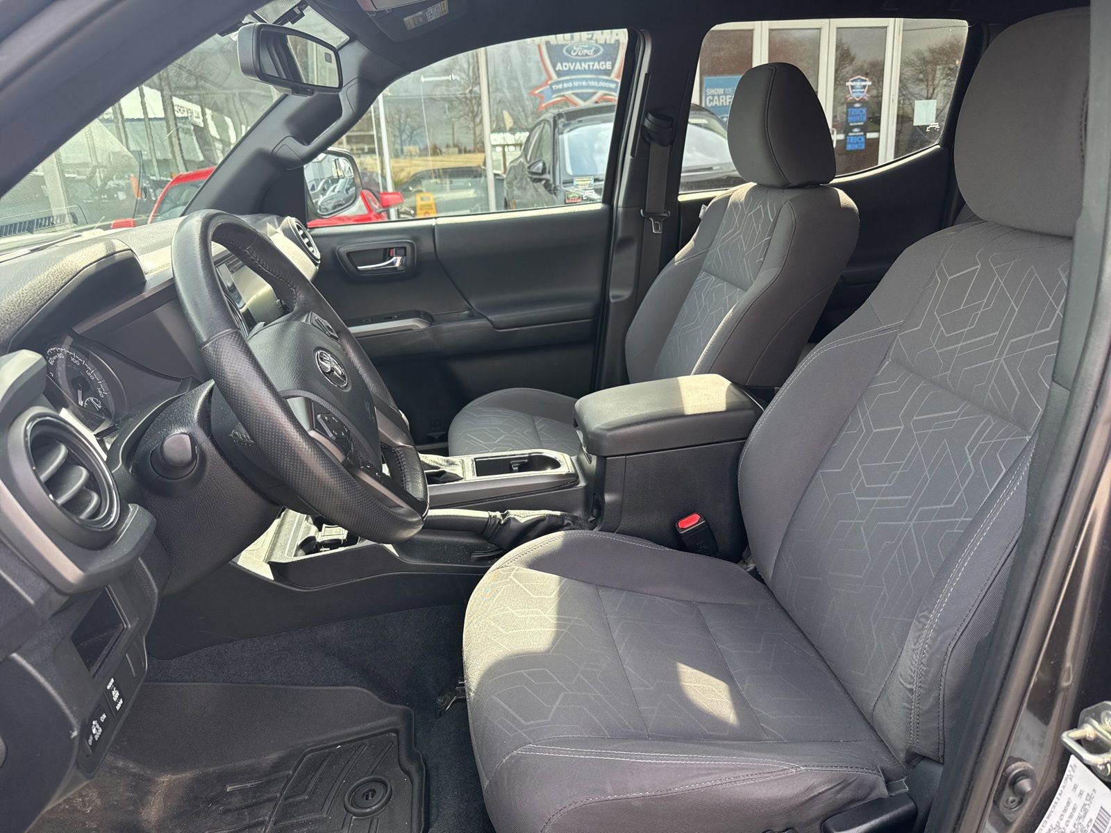 Used 2016 Toyota Tacoma TRD Sport w/ Towing Package image 3